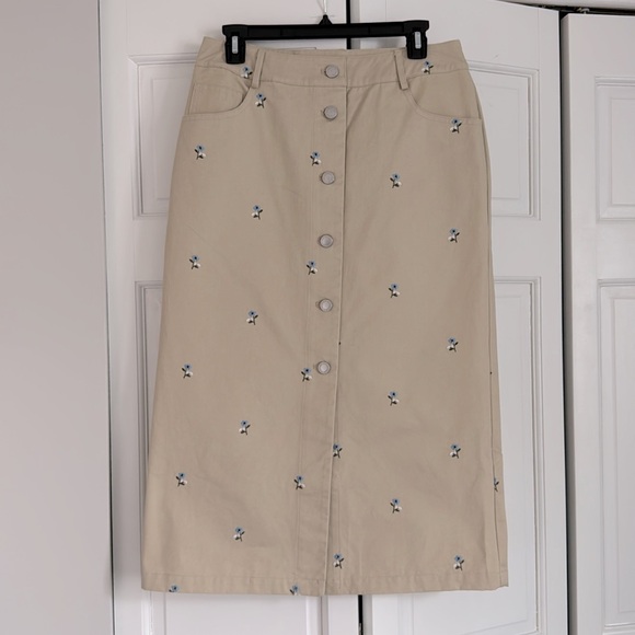 Avec Les Filles Floral Embroidered Button Front Midi Skirt - Picture 3 of 9